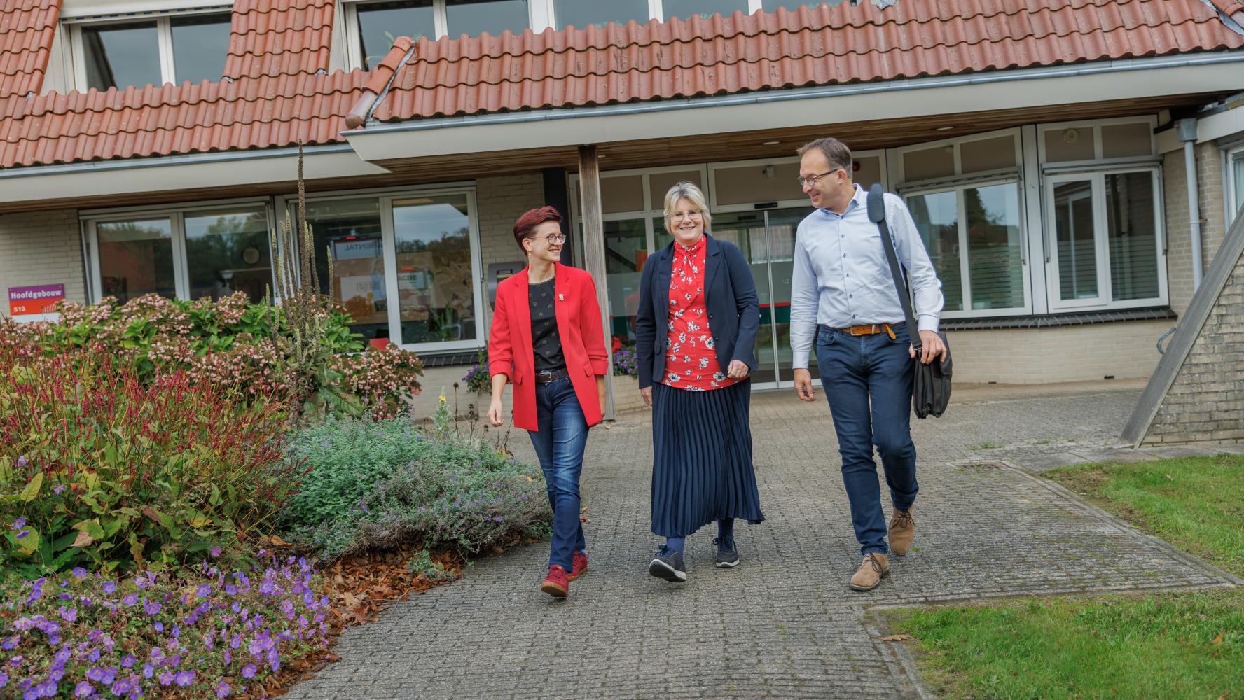 Espria collegae lopen buiten