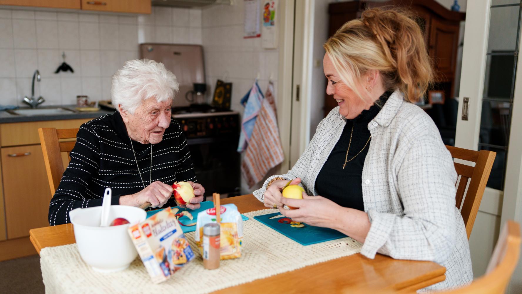Ondersteuner die appel schilt voor oude dame